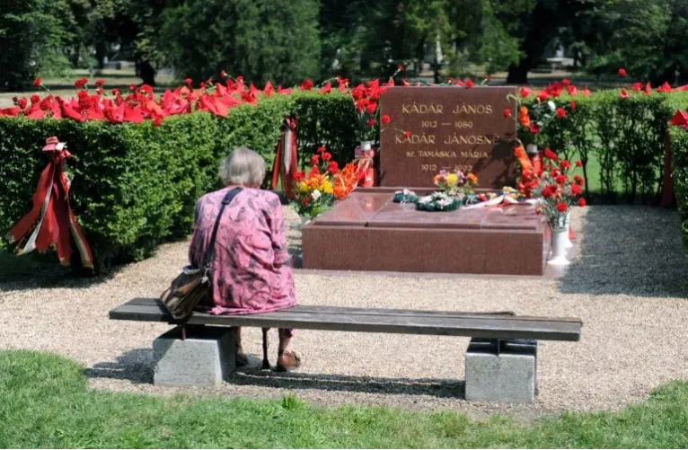 Hihetetlen, mit tett egy ismeretlen Kádár János sírjára