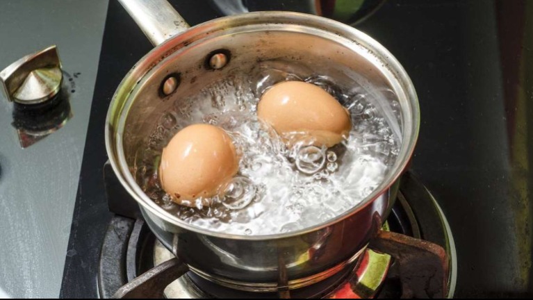 Ne öntsd ki a tojás főzővizét: többet ér, mint az arany!