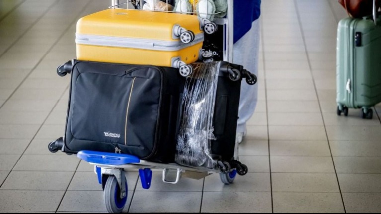 Gyermekét bőröndbe zárta egy nő, majd a busz csomagterébe tette