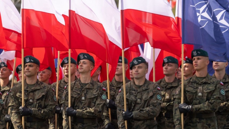 Újra bevezetik a kötelező sorkatonaságot – Háborúra készül Magyarország szomszédja