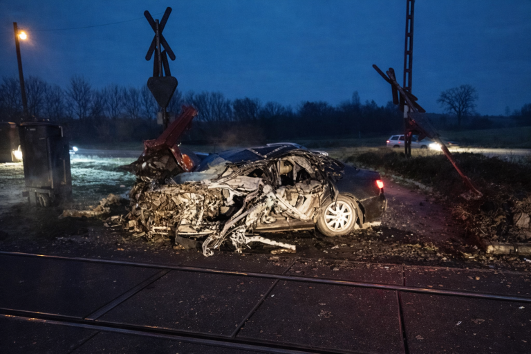Szörnyű vonat tragédia Magyarországon – Videón a becsapódás, hihetetlen!