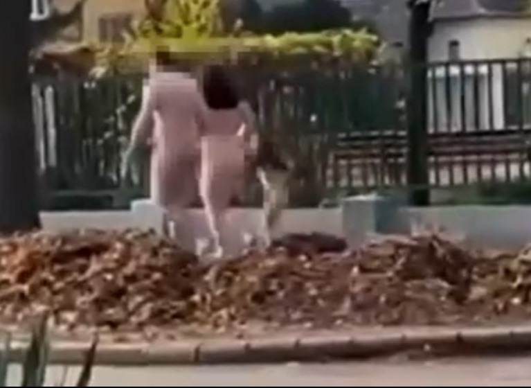 Anyaszült meztelenül, kézen fogva sétált egy család - kiderült miért!