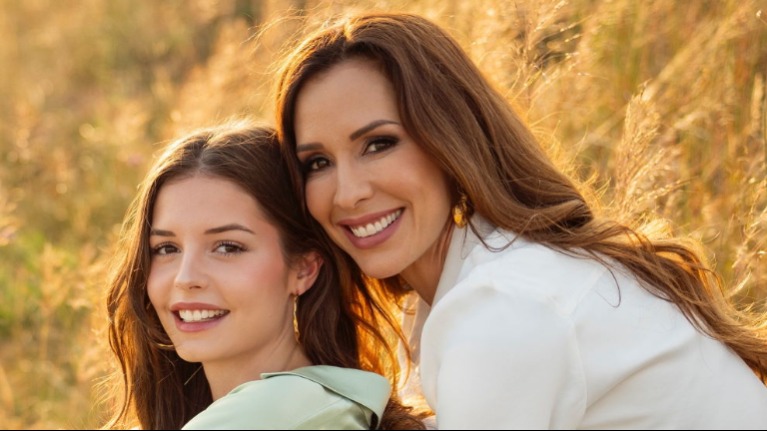 Nagylánya szalagavatójáról jelentkezett be Demcsák Zsuzsa, így táncolt a 19 éves Tamarával