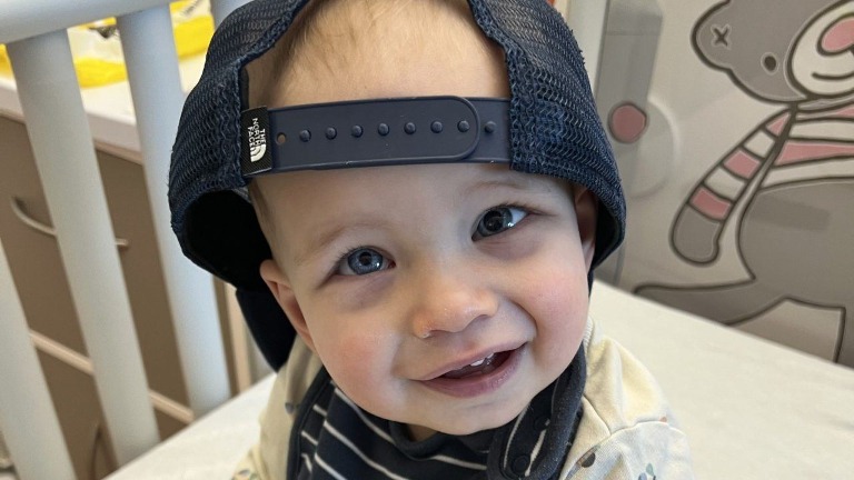 Mindenkit figyelmeztettek a szülők: ritka betegséget fedeztek fel kisbabájuk szemében