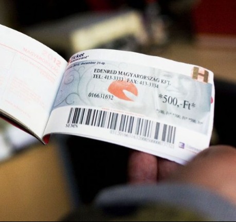 Bejelentették! 30 ezer forintos élelmiszer-utalványt kapnak a nyugdíjasok – Mutatjuk, hol lehet beváltani
