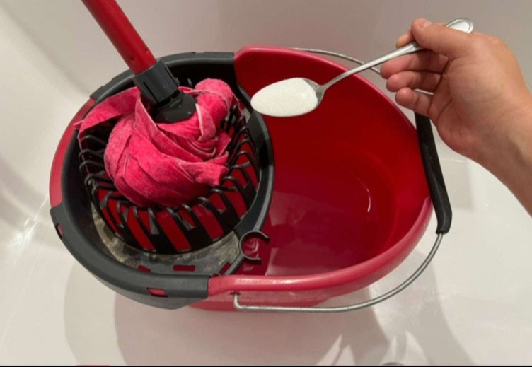 Ezt add a felmosóvízhez, és a padló azonnal csillogni fog