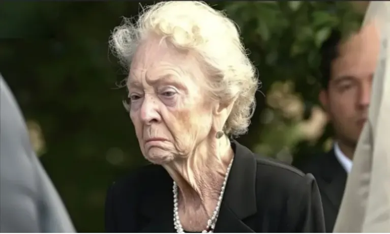 Elmentem az apám temetésére – A nagymamám odajött hozzám, és azt mondta: 'Nem kellene itt lenned