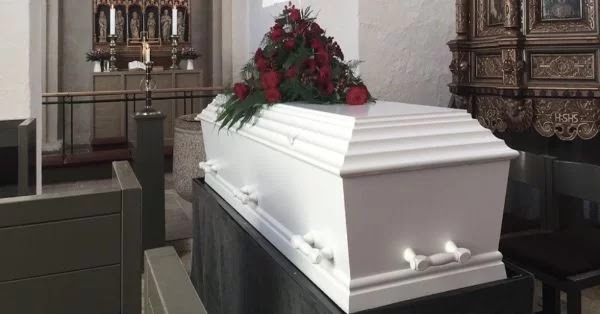 Kinyitotta a szemét a koporsóban a halottnak nyilvánított nő