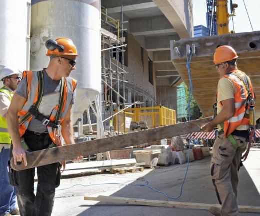 Durván megemelték a melósok fizetését – ennyit keres most egy kétkezi munkás