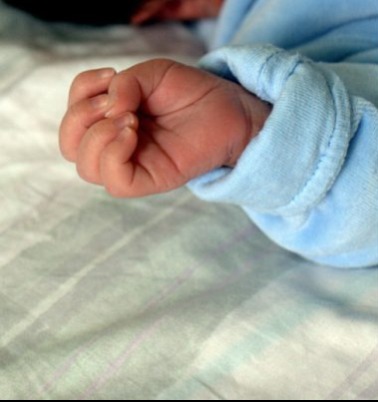 TRAGÉDIA! Újszülött babát dobtak ki egy szállodai szoba ablakán