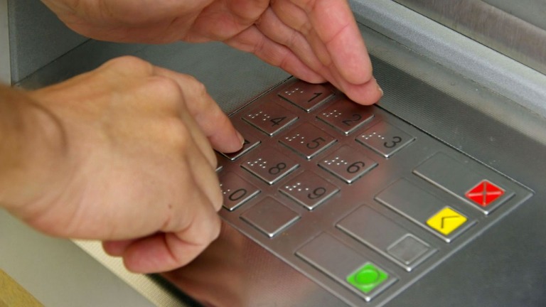 Megadta a PIN-kódját a bankautomatának – csúnya vége lett az esetnek