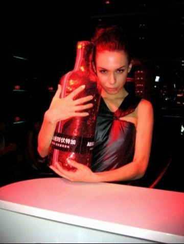 Besétált a bárba egy nő, majd olyat italt kapott, hogy meghalt